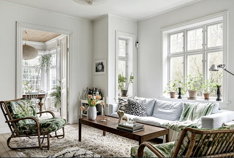 სკანდინავიური სტილის ინტერიერის დიზაინი - ნათელი და მყუდრო მისაღები ოთახი ბუნებრივი ხის ავეჯითა და მცენარეებით