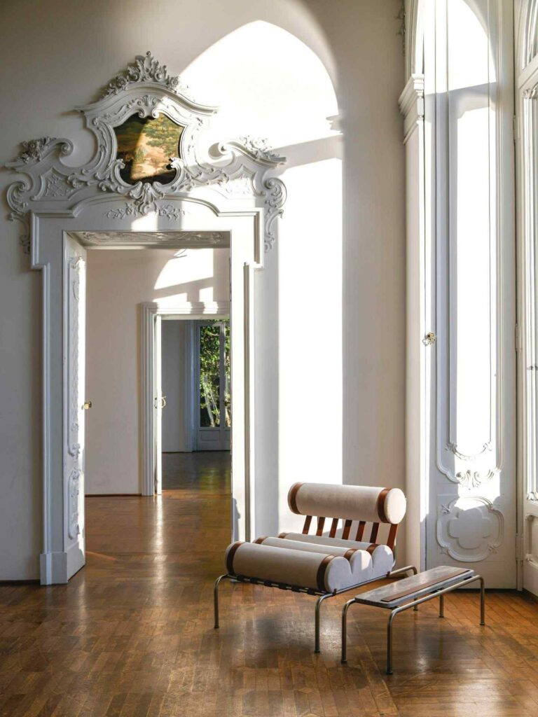 ბაროკოს სტილის თეთრი დეკორატიული კარები და მზის სინათლე ინტერიერში