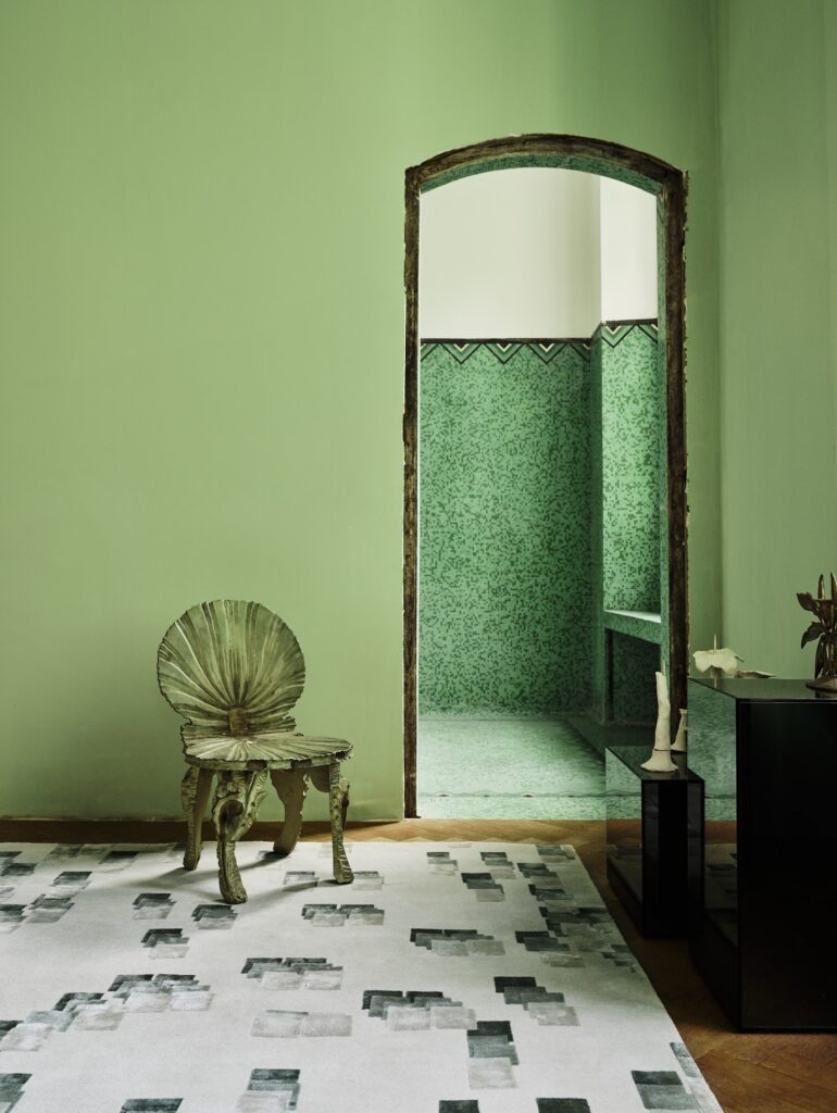 მწვანე კედლები და თაღოვანი გასასვლელი ინტერიერში, დეკორატიული სკამი