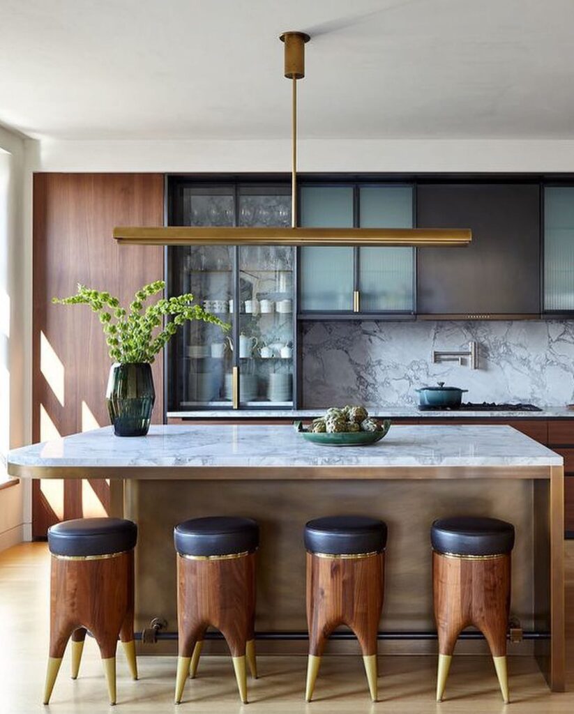 თანამედროვე სამზარეულოს ინტერიერი, მარმარილოს კუნძული, ხის ბარის სკამები და ოქროსფერი ხაზოვანი სანათი - Datvale.ge