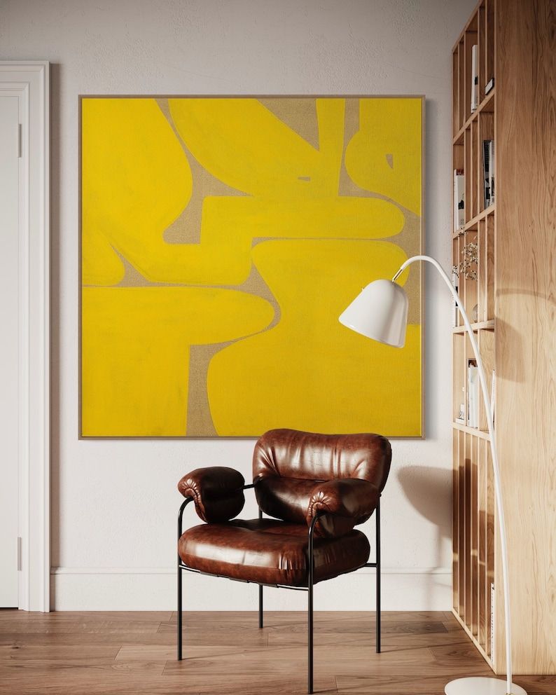 მისაღები ოთახი ქვის ფაქტურიანი კედლით და შავი ტყავის დივანით