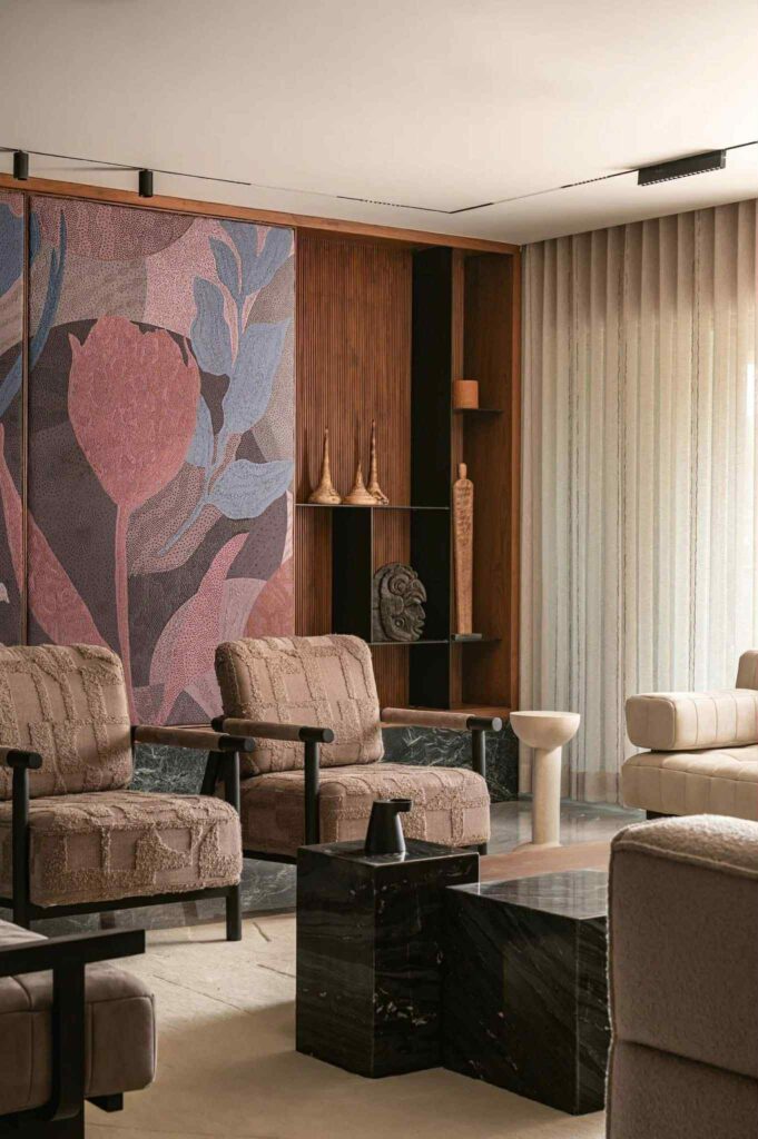 ხის პანელებიანი კედელი დიდი ყვავილებიანი მოზაიკით და სავარძლები