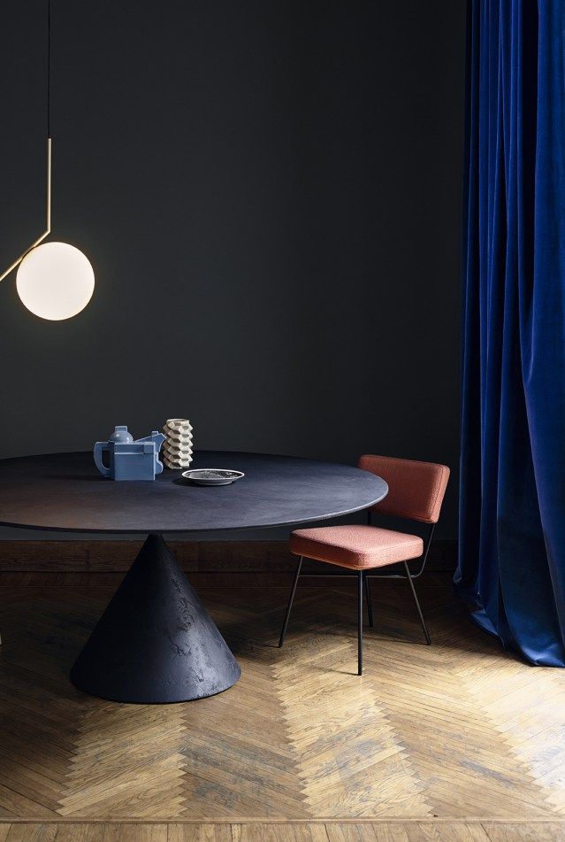 მუქი ლურჯი სასადილო ოთახი, მრგვალი მაგიდა და თანამედროვე განათება