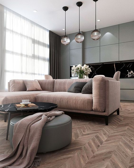 თანამედროვე მისაღები ოთახი ნაცრისფერი კედლებით და ღია ფერის რბილი ავეჯით