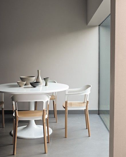 მინიმალისტური თეთრი მაგიდა და სკამები ნაზი ფერის ინტერიერში