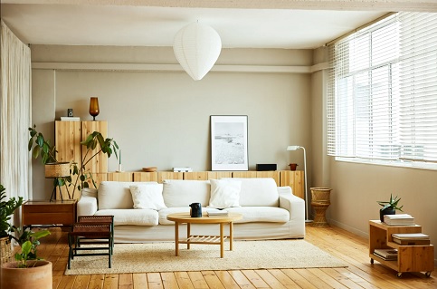 სკანდინავიური სტილის ინტერიერის დიზაინი -ხის ავეჯი ბეჟი ფერები