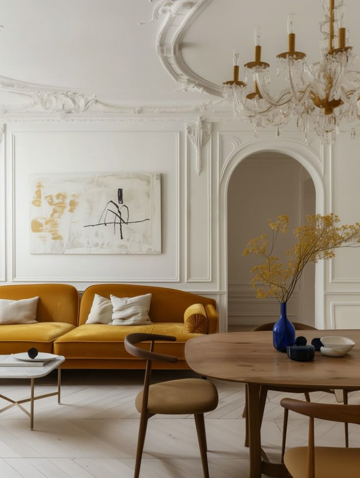 მყუდრო სახლის კაბინეტი მუქი კედლებით და ხის მაგიდით