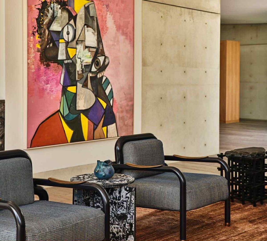 ფერადი აბსტრაქტული ნახატი კუბიზმის სტილში და თანამედროვე სკამი