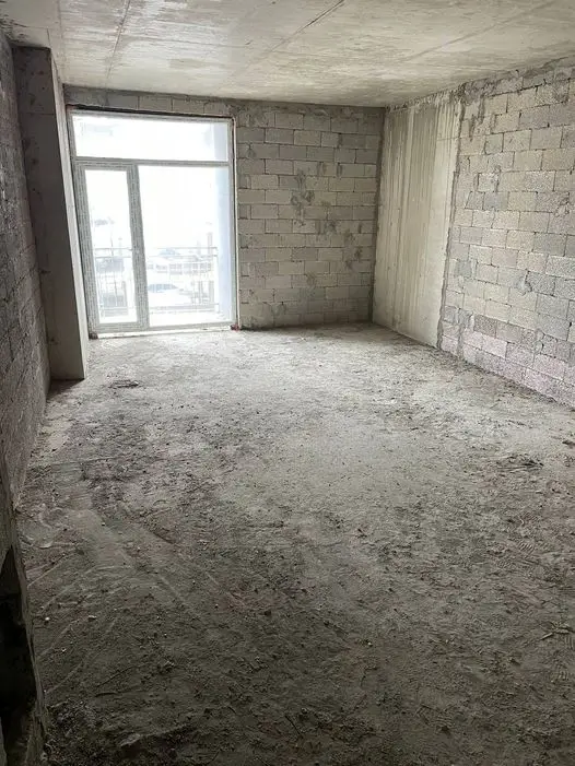 ბინა შავი კარკასის მდგომარეობაში - მოჭიმული იატაკის, ლესვის და კომუნიკაციების გარეშე.